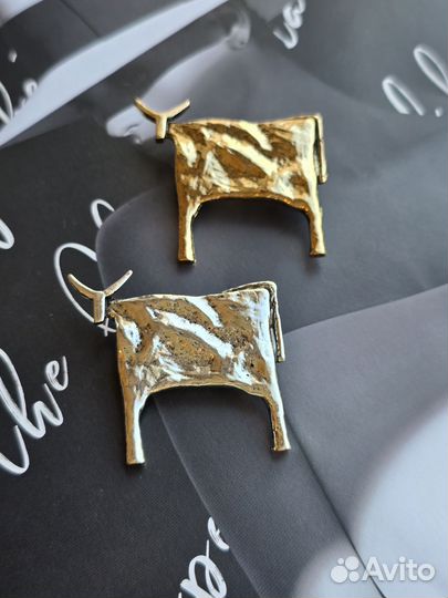 Стильная брошь корова