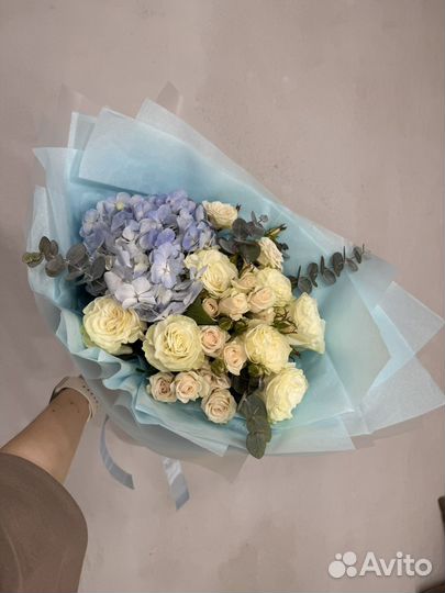 Букет с гортензией и розами