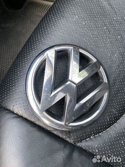 Эмблема volkswagen в решетку радиатора polo