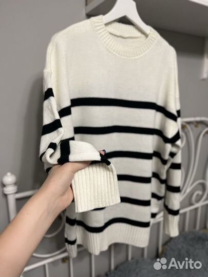 Свитер белый женский в черную полоску оверсайз