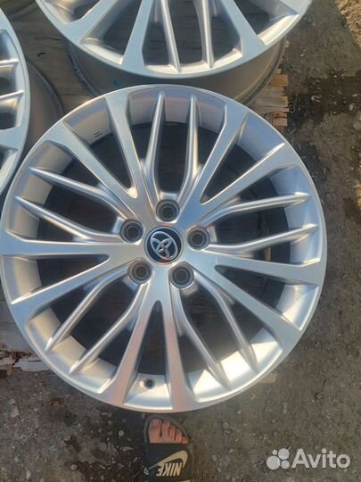 Toyota Camry r18 оригинал