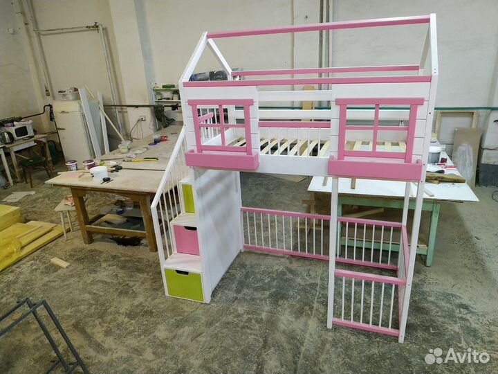 Кровать чердак домик с лестницей комодом