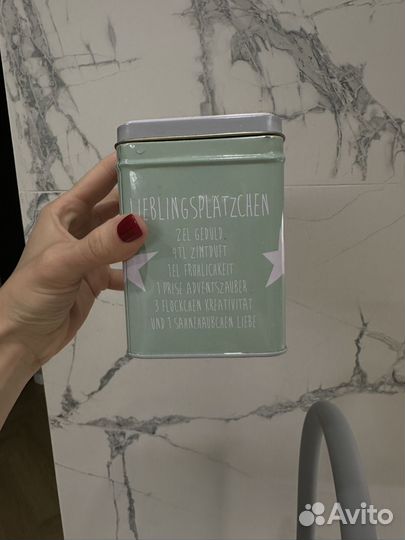 Жестяные банки из-под чая печенья