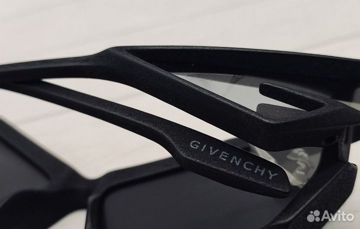 Солнцезащитные очки Givenchy