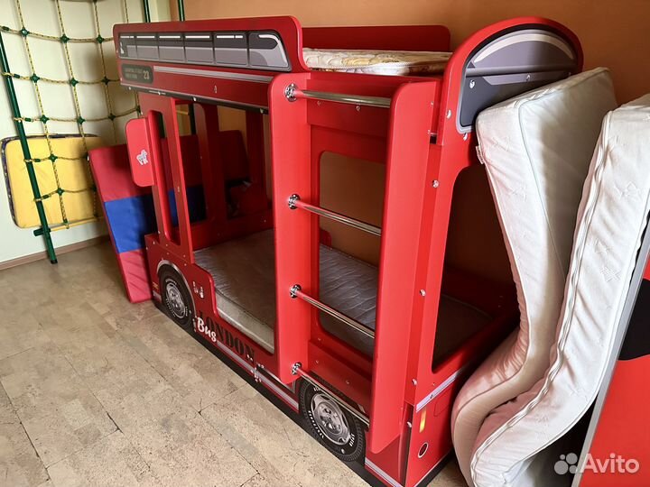 Двухъярусная кровать автобус