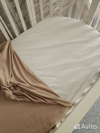 Детская кроватка с маятником