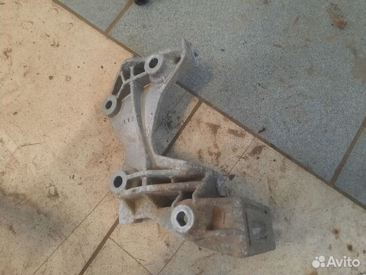 Кронштейн генератора Renault Sandero