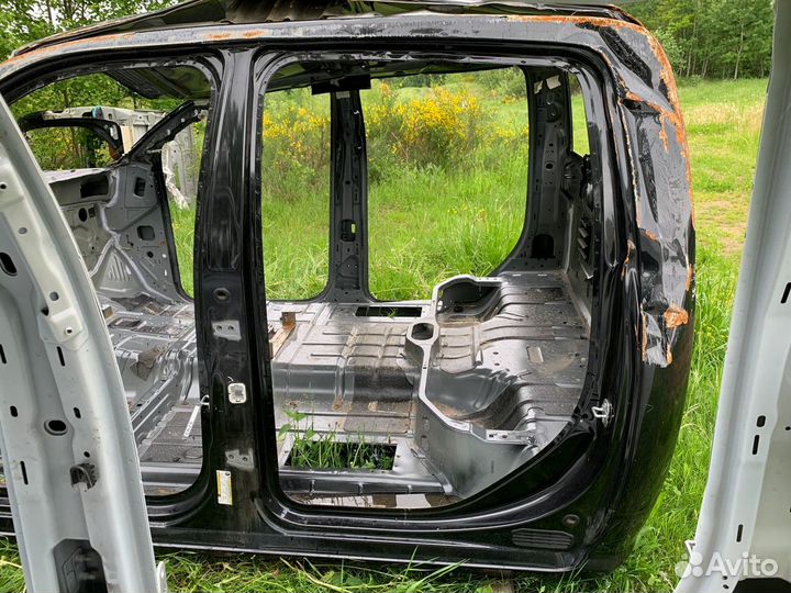 Боковина кузова левая