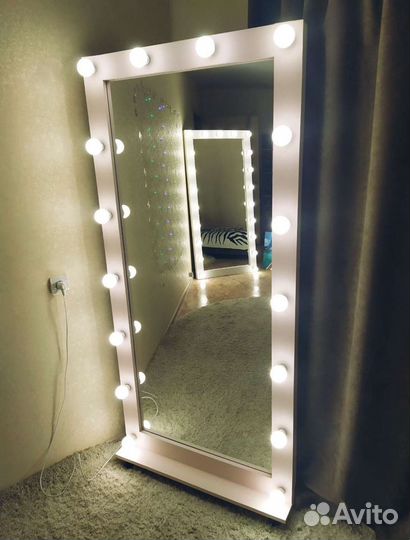 Гримерное зеркало с лампочками