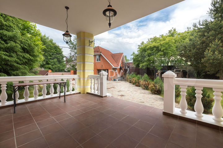 Дом 530,1 м² на участке 18 сот.