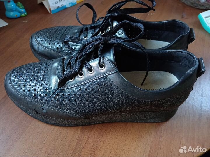 Кроссовки женские