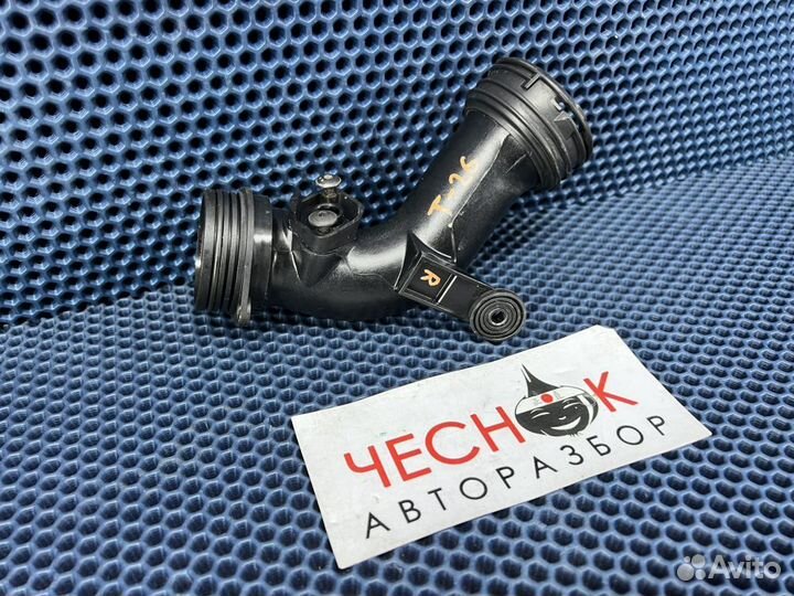 Патрубок интеркулера на VW Touareg GP