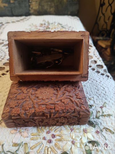 Деревянная шкатулка