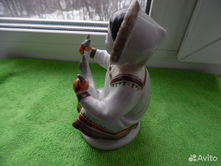 Фарфоровые статуэтки якутка с севрюгой