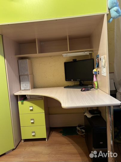 Спальный уголок (кровать, стол, шкаф)