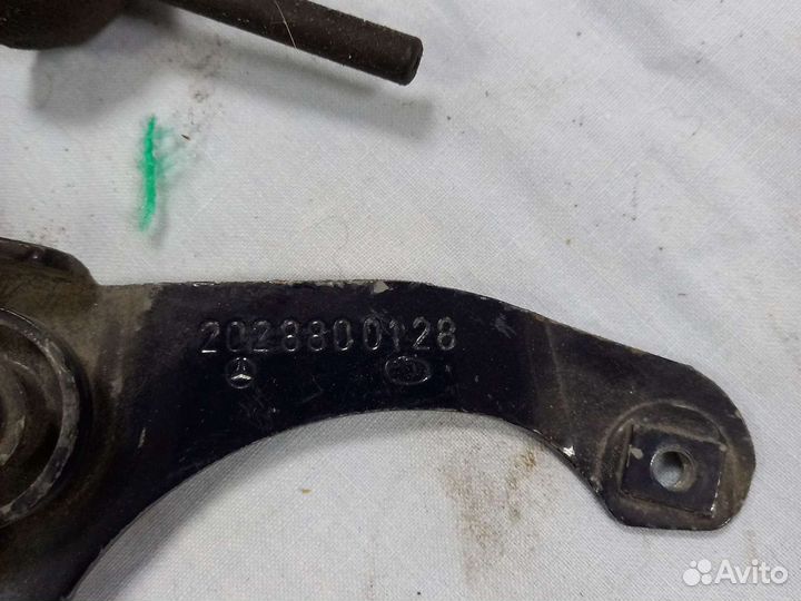 Петля капота левая Мерседес W202