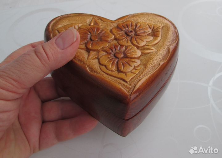 Шкатулка в виде сердца резная из дерева