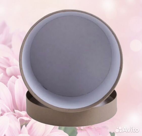 Подарочная круглая коробка к 8 марта. Цвет крафт