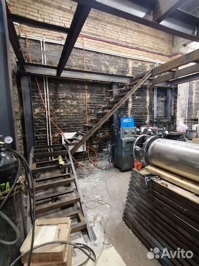 Сварка металлоконструкций. Ворота. Сварщик