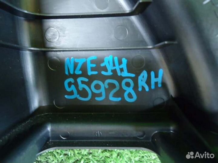 Уголок двери правый Toyota Corolla Fielder NZE141