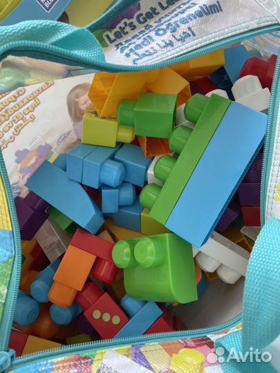 Стол для конструирования и набор кубиков мегаблокс