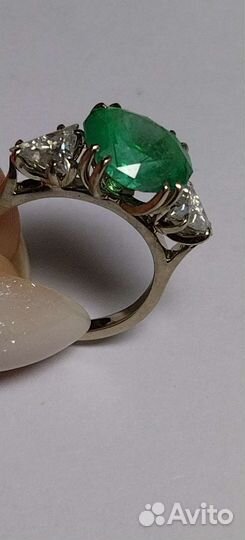 Золотое кольцо с изумрудом Урал и муассанитами