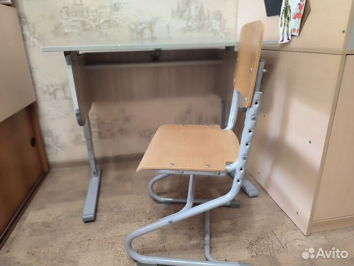 Детский письменный стол и стул