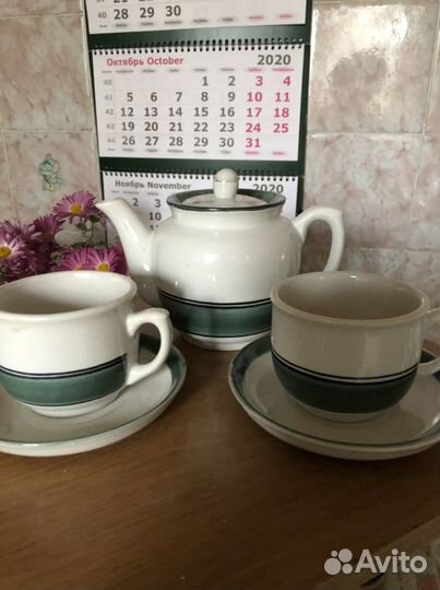 6 чашечек, 6 блюдечек, чайничек, сахарница