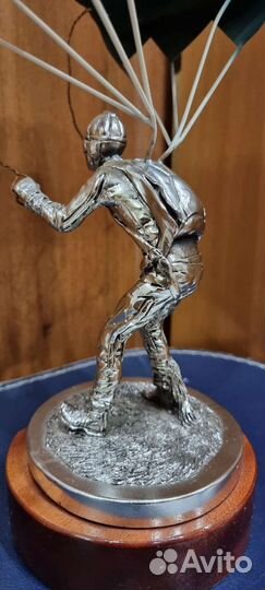 Большая фигурка парашютиста