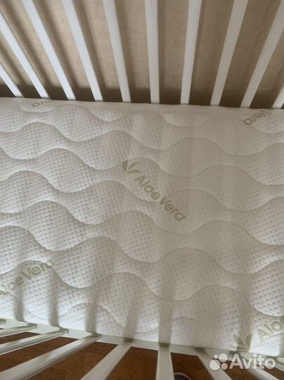 Детская кроватка с продольным маятником