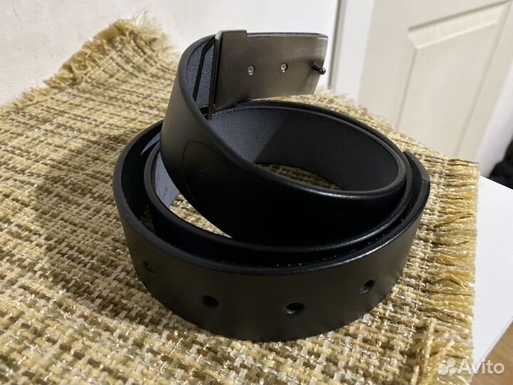 Мужской кожаный ремень черный
