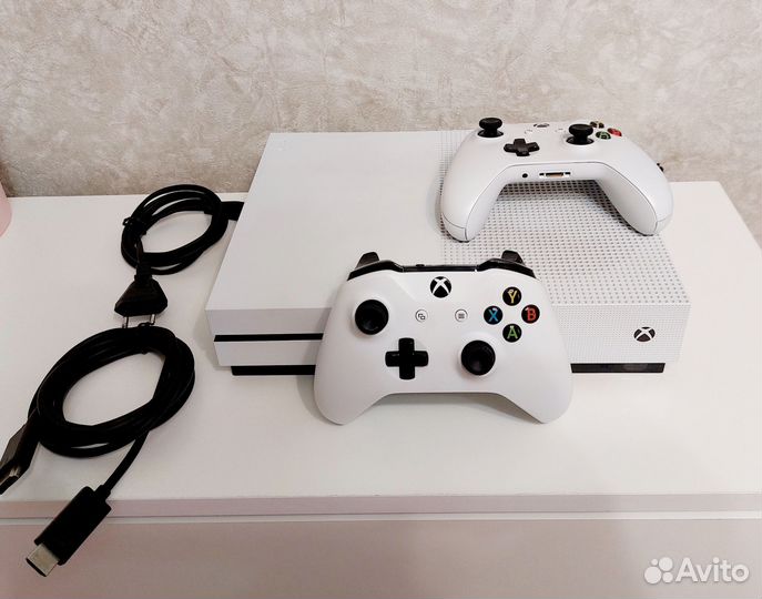 Xbox One S+2 оригинальных джостика+450 игр