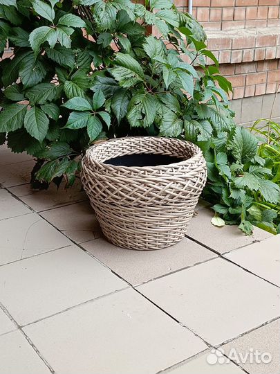 Кашпо из искусственного ротанга
