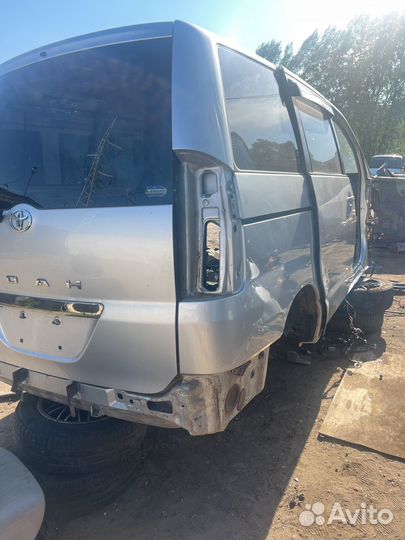 Задние крылья toyota noah 2003 год