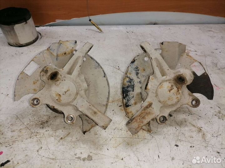 Левый Поворотный кулак Nissan Serena C23