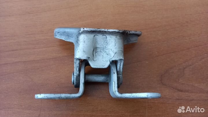 Петля двери Toyota Corolla 150 1zrfe