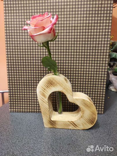 Живые цветы в колбе. Колба в сердце