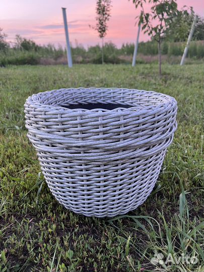 Кашпо для цветов из ротанга