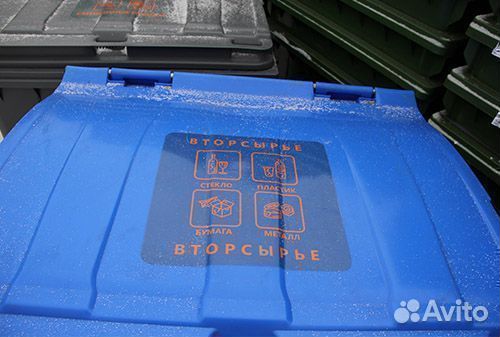 Мусорные контейнеры 1100 с наклейками по брендбуку