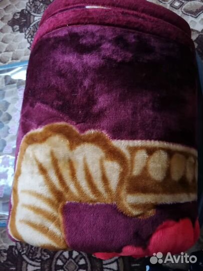 Пледы разные новые