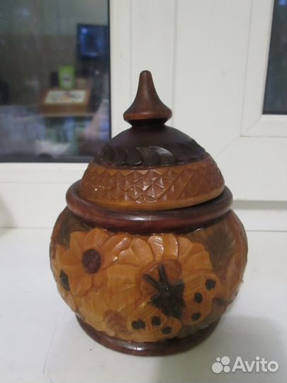 Деревянная круглая резная шкатулка