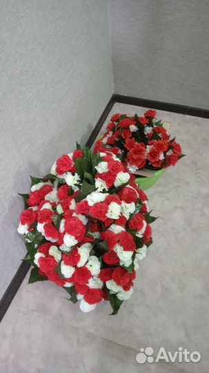 Искусственные цветы на кладбище