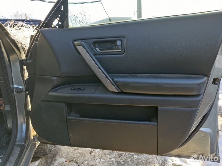 Обшивка боковой двери правая Infiniti Fx45