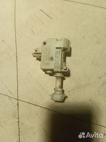 Замок лючка бензобака Фольксваген Гольф 5