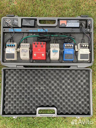 Педалборд с педалями эффектов и тюнером