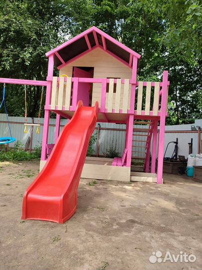 Детский деревянный домик на сваях