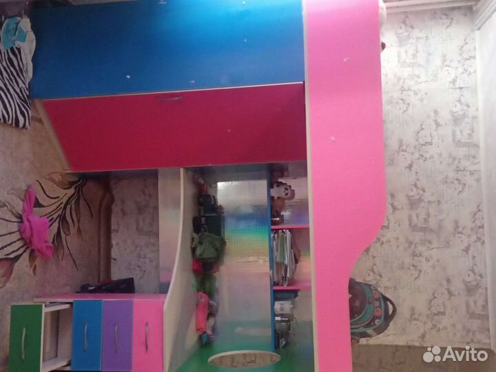 Детская кровать чердак со столом и шкафом бу