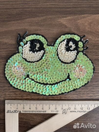 Аппликация на одежду 14 см лягушка с пайетками