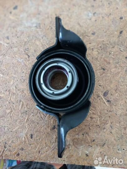 Подвесной подшипник карданного вала на Toyota noah