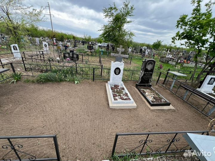 Уборка могил на кладбище